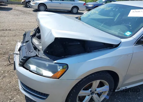 2014 Volkswagen Passat 1.8T Wolfsburg Edition z USA, uszkodzony, nr VIN 1VWAT7A39EC051562